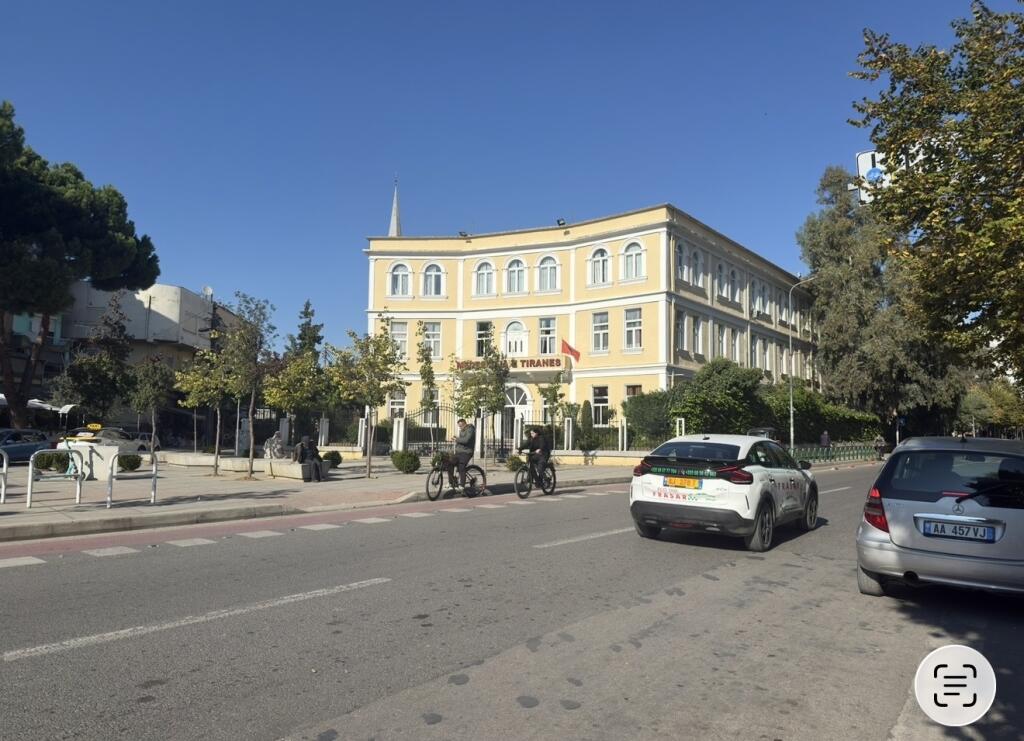 Shitet , Ambient Biznesi , Rruga e Dibrës, te Medresë së Tiranës
