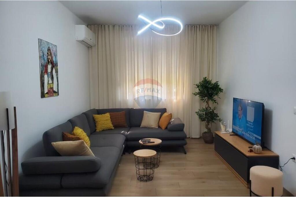 Jepet me qira apartament 2+1 ne Qender tek Rruga e Durresit!