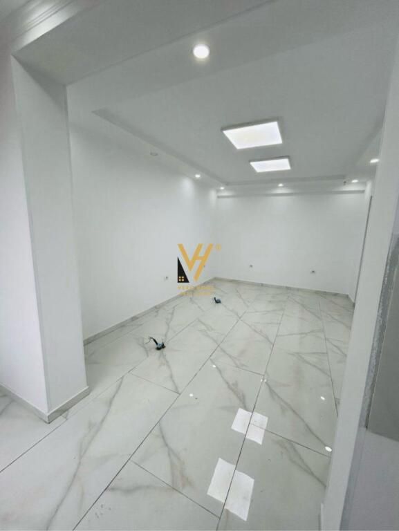 SI AFFITTA AMBIENTE 50 M2 IN VIA DIBRA 700 EURO