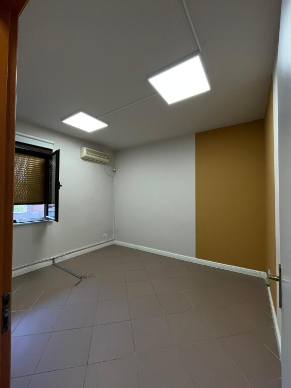 UFFICIO IN AFFITTO 93 M2 BLLOK 1.000 EURO