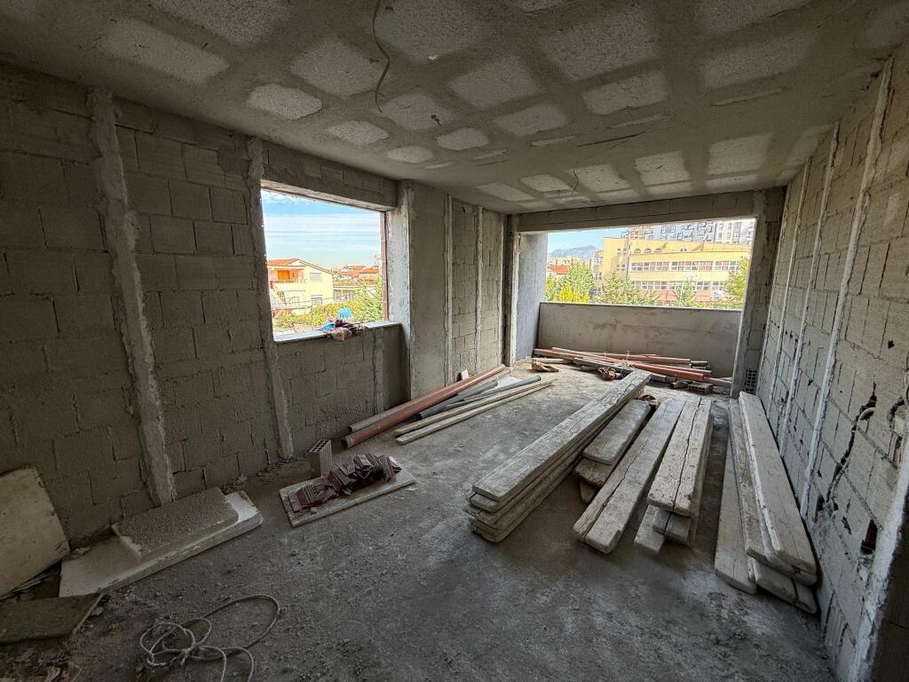 Shitet apartament 2+1 te Ish fusha e aviacionit