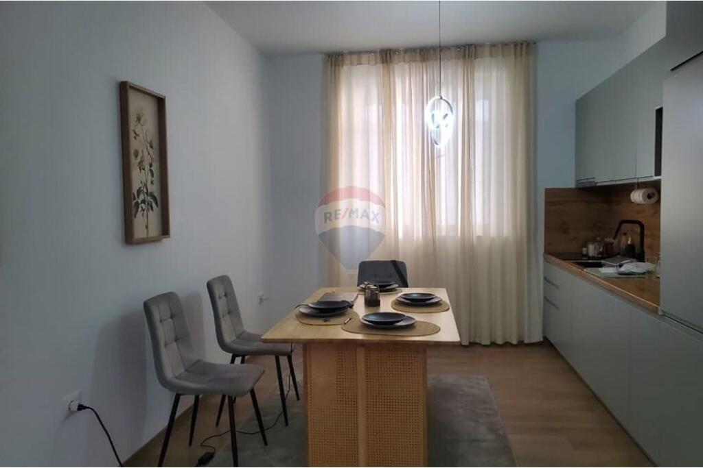 Jepet me qira apartament 2+1 ne Qender tek Rruga e Durresit!