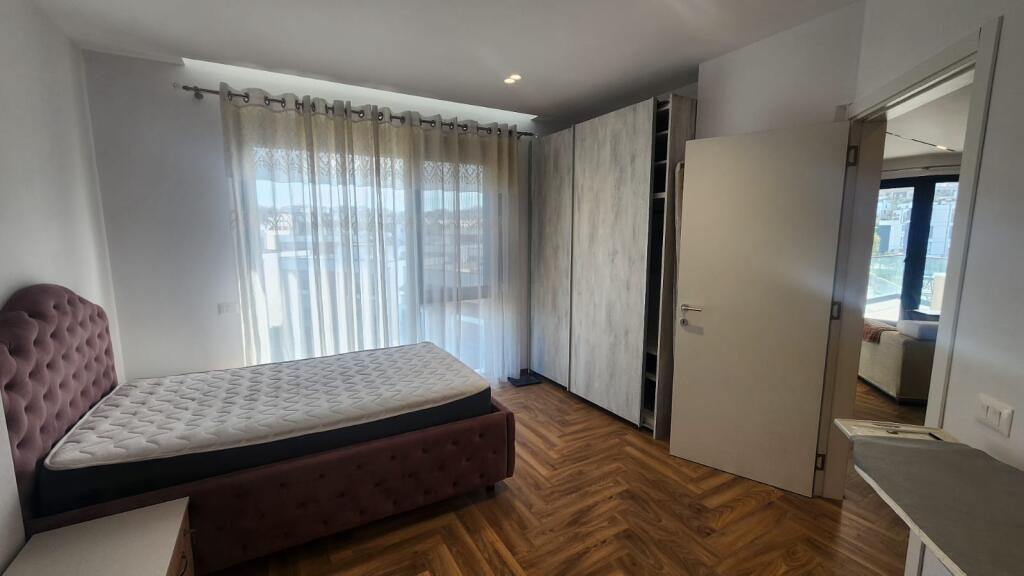 2+1+2+posto auto lago che vicino a Vet Hospital 1000 euro