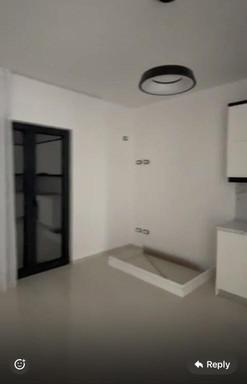 2+1,i mobiluar per here te pare,sauk i ri te xhamia,cmimi 500 euro