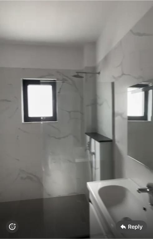 2+1,i mobiluar per here te pare,sauk i ri te xhamia,cmimi 500 euro