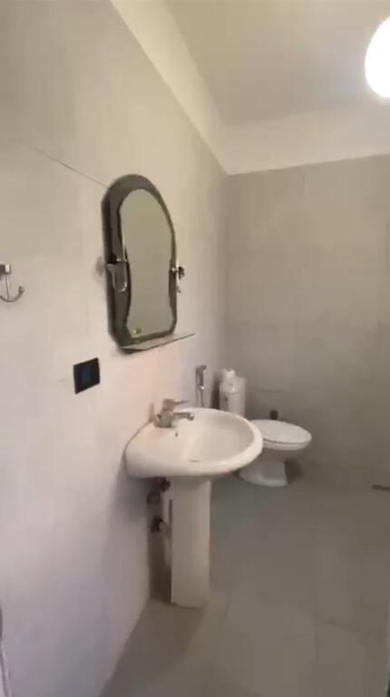 🏡Pas Spitalit Amerikan 2,Rr.Selaudin Zorba jepet me qera shtepi 1 kateshe 2+1,e mobiluar. 42,000 Leke 