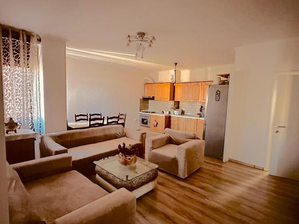2+1,i mobiluar porcelan pas uetit ,cmimi 500 mije leke