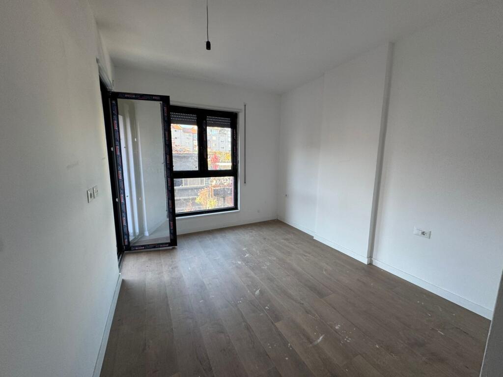 Appartamento 2+1+2 in vendita a Komuna e Parisit