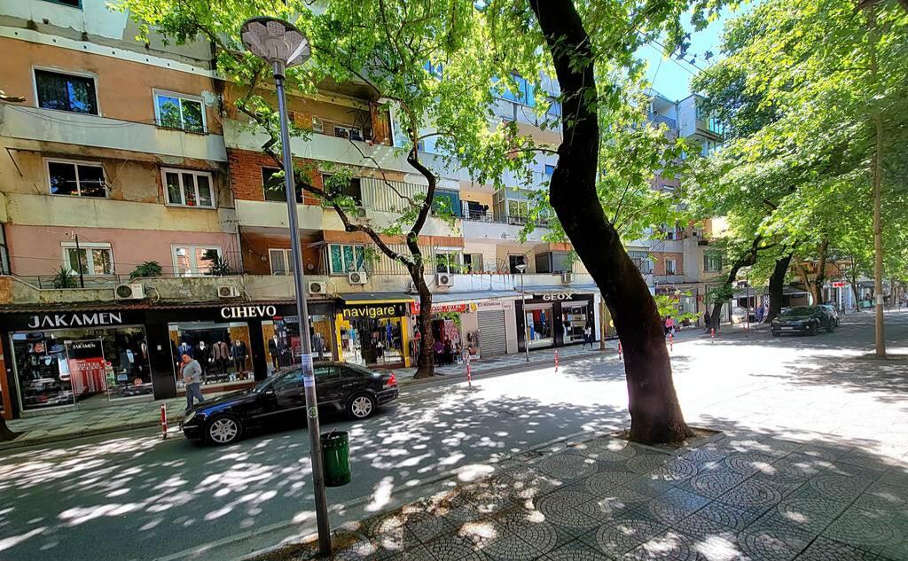 NEGOZIO IN VENDITA MYSLYM SHYRI VICINO ALLA STRADA