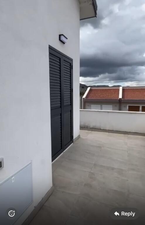 2+1,i mobiluar per here te pare,sauk i ri te xhamia,cmimi 500 euro