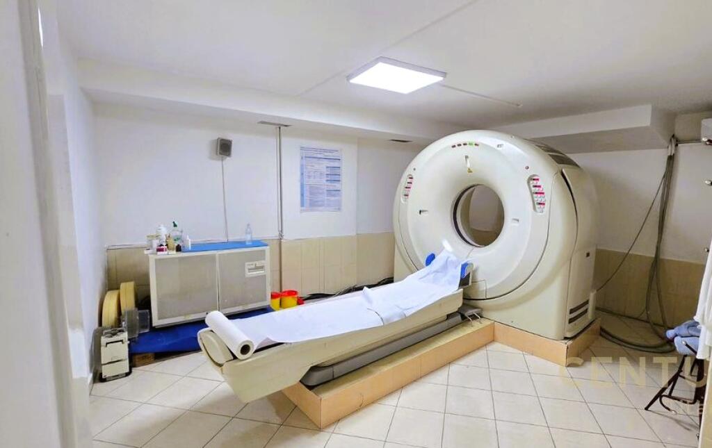SI AFFITTA EDIFICIO (CLINICA) SUL LATO DELLA STRADA VICINO ALL'OSPEDALE MILITARE!
