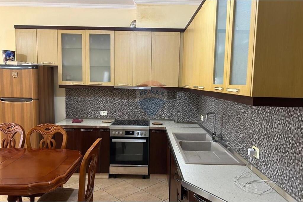 Jepet me qira apartament 2+1 tek kthesa e kamzes.!
