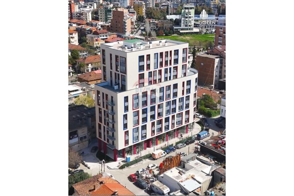 Garazh i Ndarë - Për Shitje - Komuna e Parisit, Tiranë