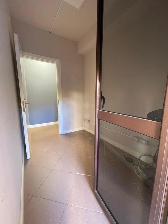 UFFICIO IN AFFITTO 93 M2 BLLOK 1.000 EURO