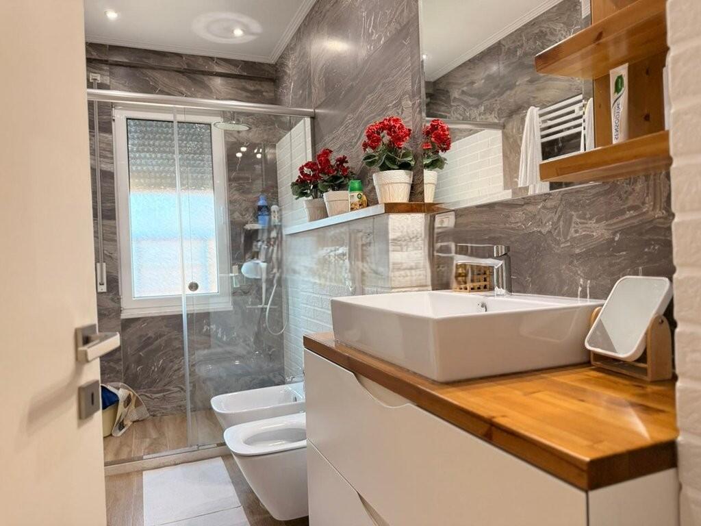 Shitet apartament premium 2+1+2+post parkimi ne kompleksin Sima Com, Unaza e re. 320,000 € /Muaj