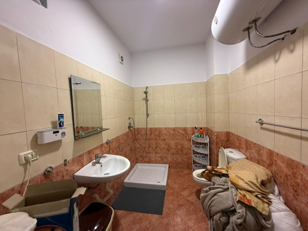 🏡 JEPET ME QIRA APARTAMENT 1+1 – QENDRA, PRANË POLIKLINIKËS 📍 Qendra – Durrës