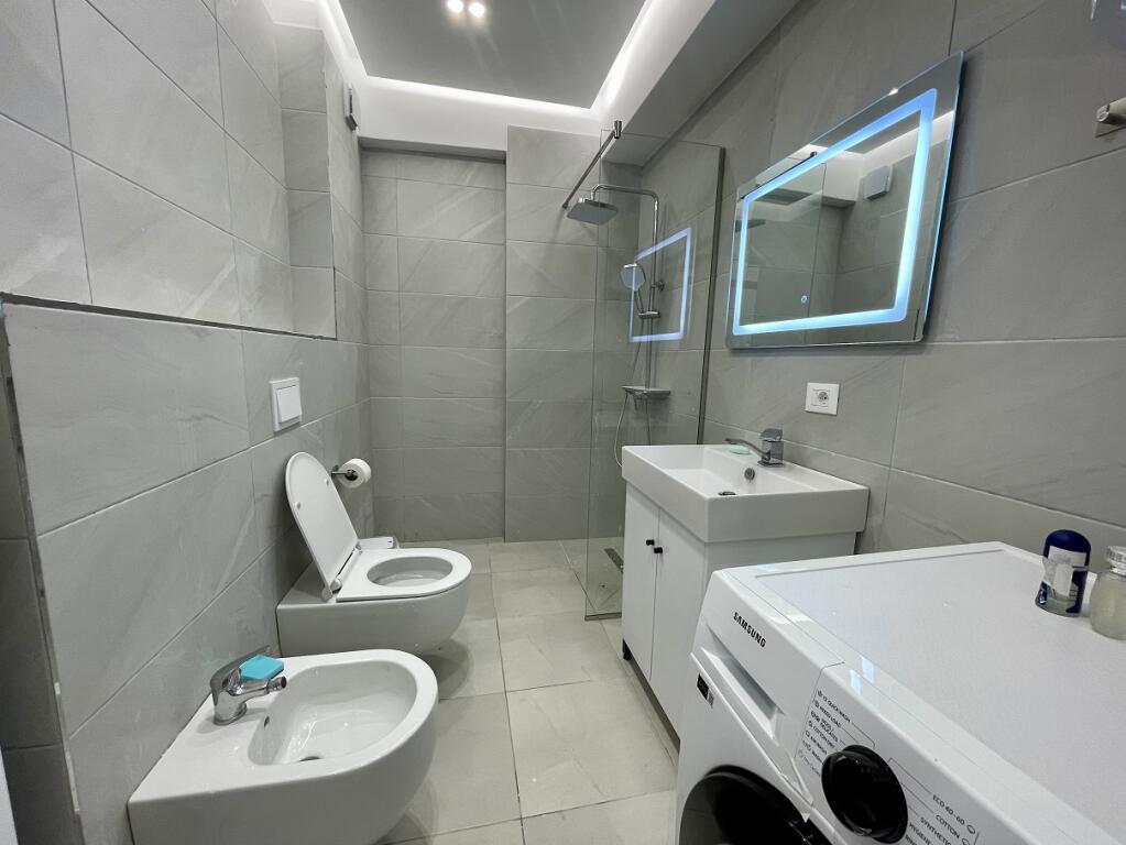 SHITET apartament 1+1+verandë tek Rezidenca "Kodra e Diellit"
