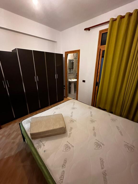 Jepet me qera apartament 1+1, Astir