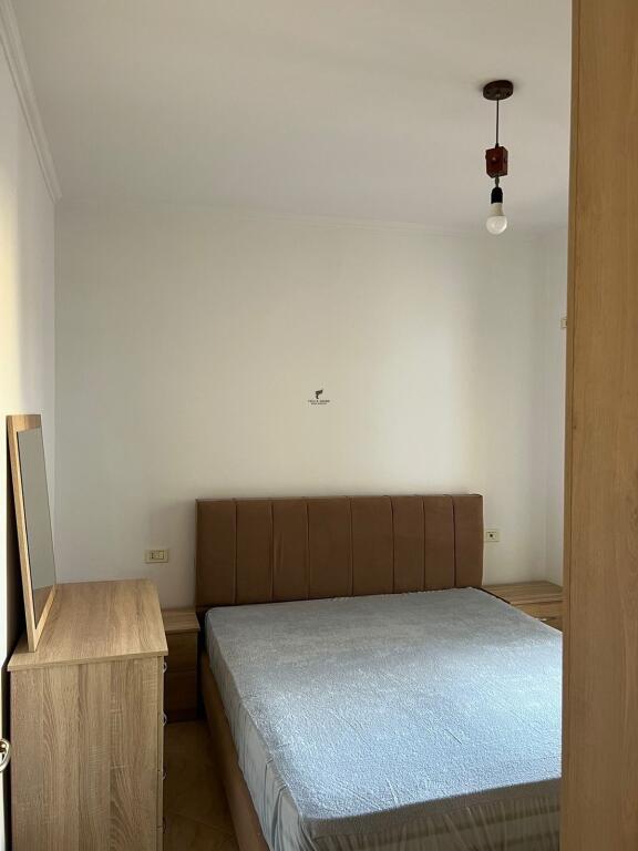 APARTAMENT ME QERA 1+1 PALLATI ME SHIGJETA 500 EURO