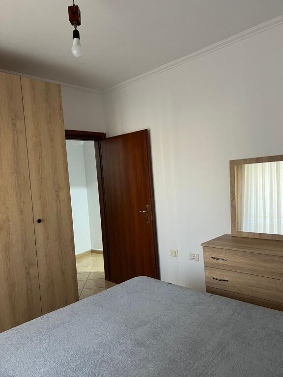 Apartament 1+1 tek Pallati me shigjeta!