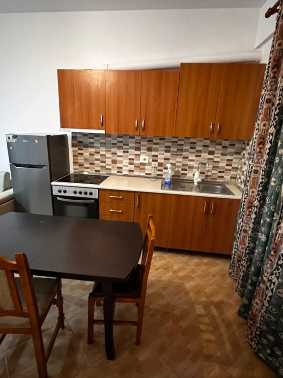 Jepet me qera apartament 1+1, Astir