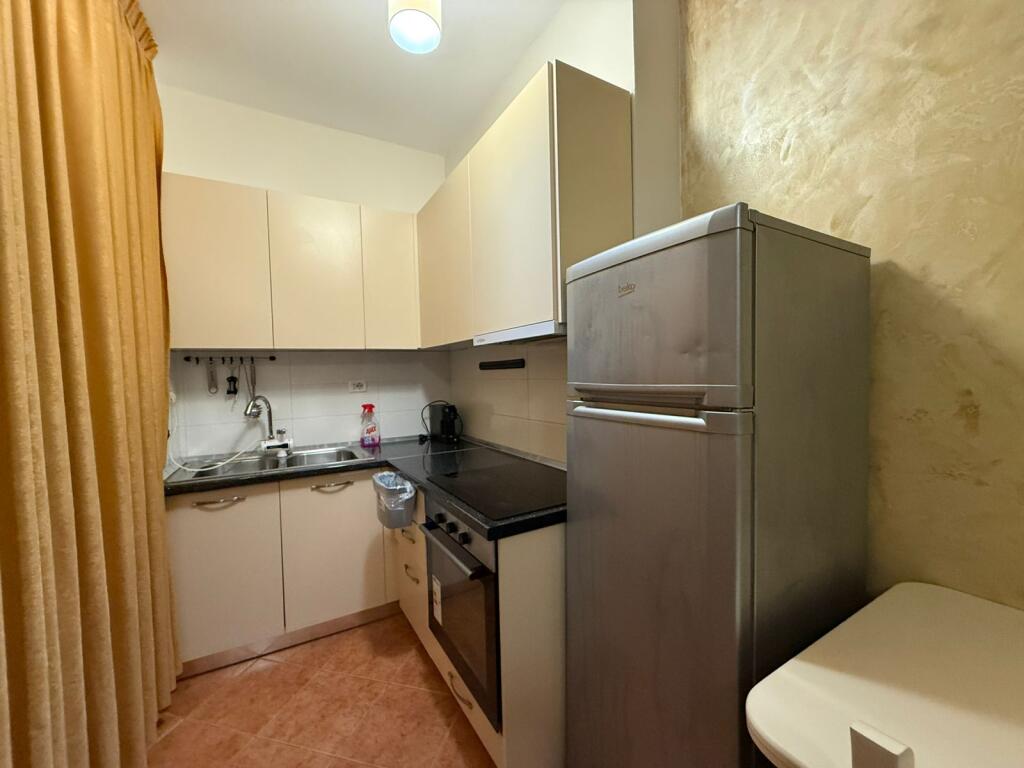 🏡 JEPET ME QIRA APARTAMENT 1+1 – QENDRA, PRANË POLIKLINIKËS 📍 Qendra – Durrës