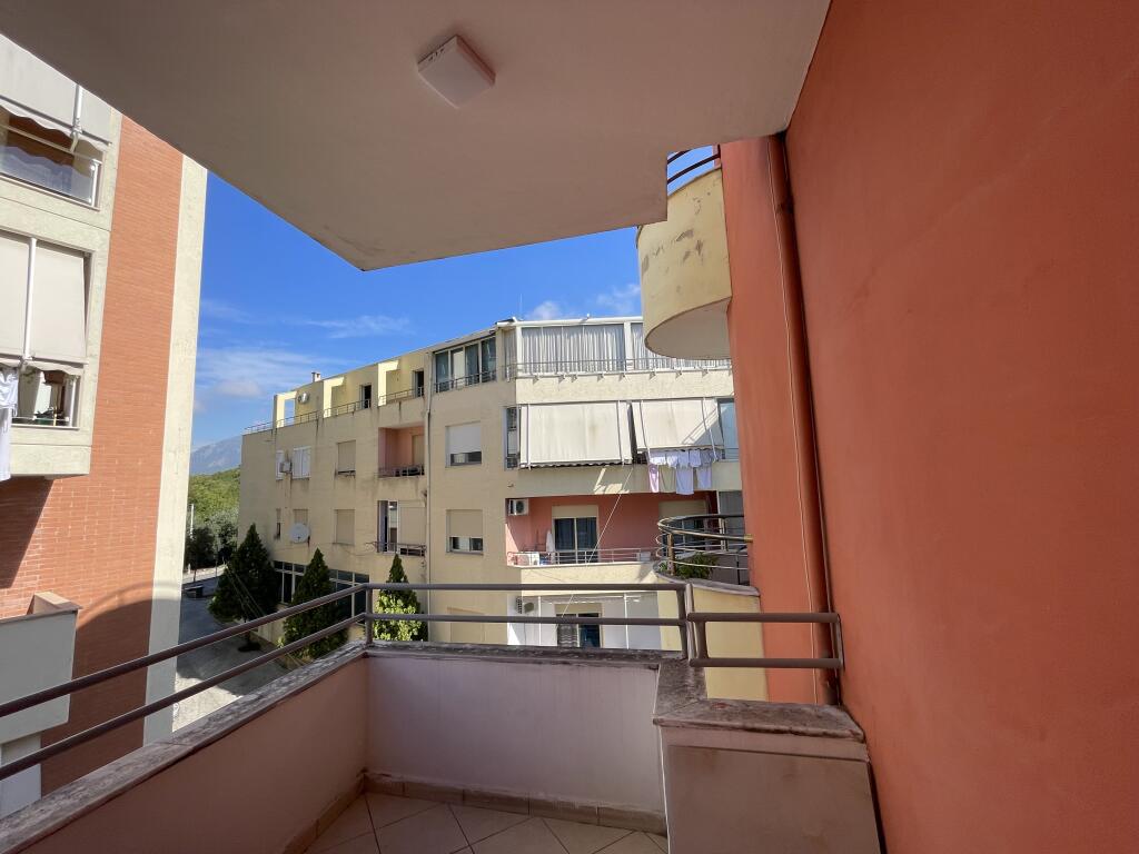 Apartament me qira  1+1 ,  2 Ballkone ne Fresk