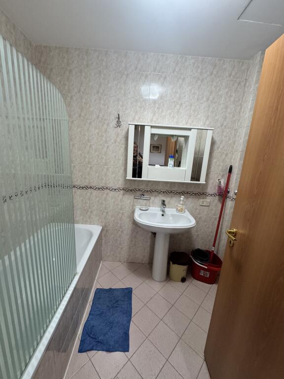 🏠 Jepet me qira apartament 2+1+2 tualete + 2 ballkone – Rr. Qemal Stafa, pranë Prokurorisë