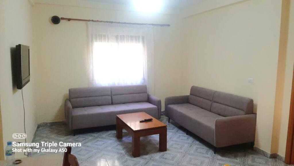 🏠Ne zonen e 5 Majit,Rr.Kamber Shevroja jepet me qera kati i 2-te i nje vile,2+1+garazhd ,i mobiluar 45,000Leke 