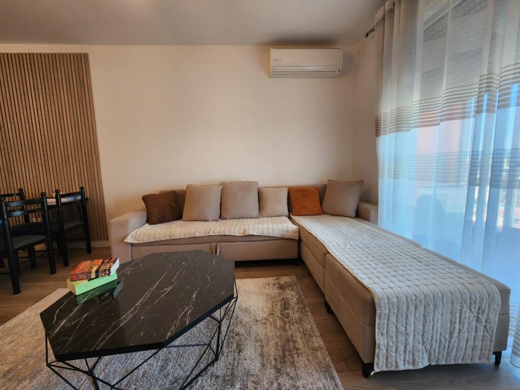 Jepet me qera apartament 1+1 ,Foleja e Gjelber ,Zogu i Zi!