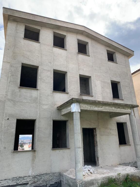 Shitet shtepi private ne Institut, Tirane/180.000 €