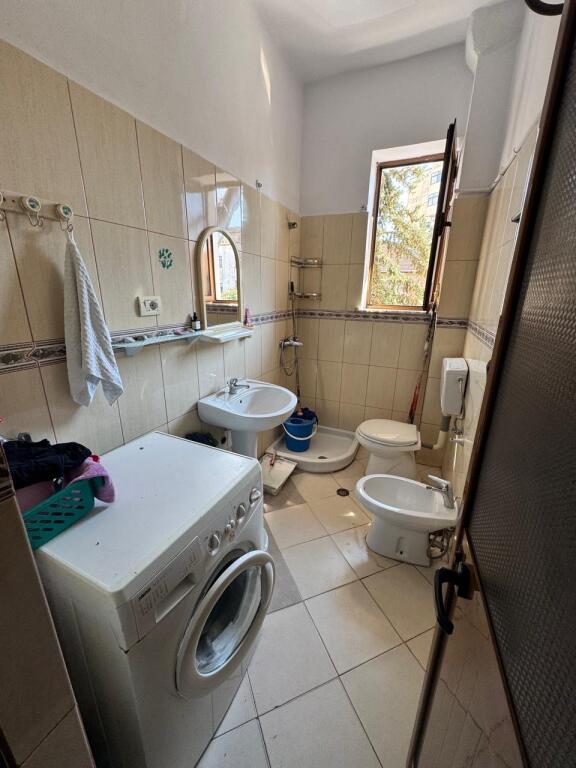 🏠 Jepet me qira apartament 2+1 – Komuna e Parisit, pranë Stadiumit Dinamo (Lulishte Çajupi)