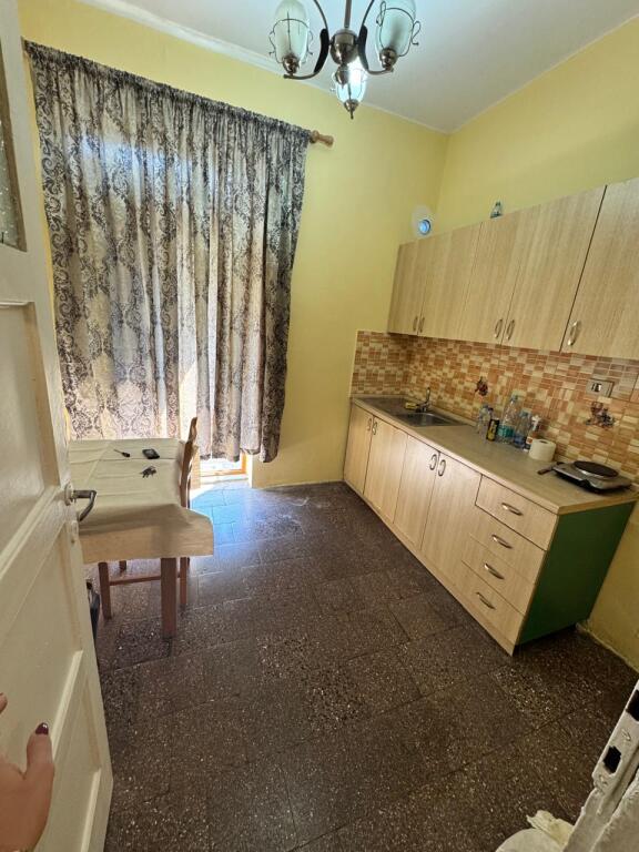 🏠 Jepet me qira apartament 2+1 – Komuna e Parisit, pranë Stadiumit Dinamo (Lulishte Çajupi)