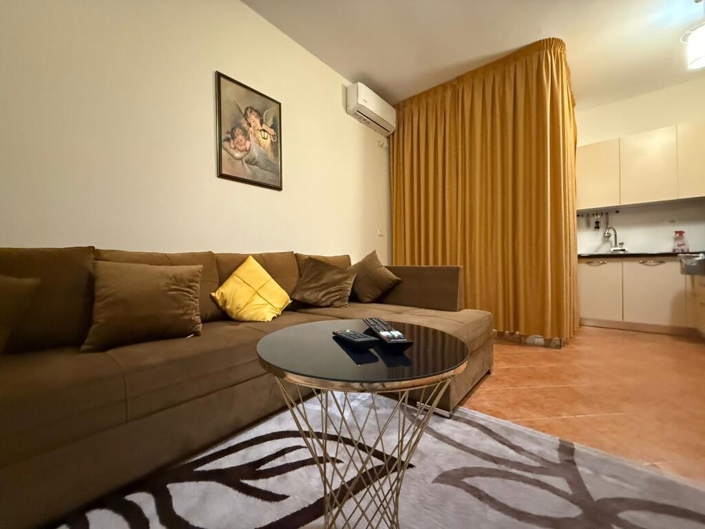🏡 JEPET ME QIRA APARTAMENT 1+1 – QENDRA, PRANË POLIKLINIKËS 📍 Qendra – Durrës