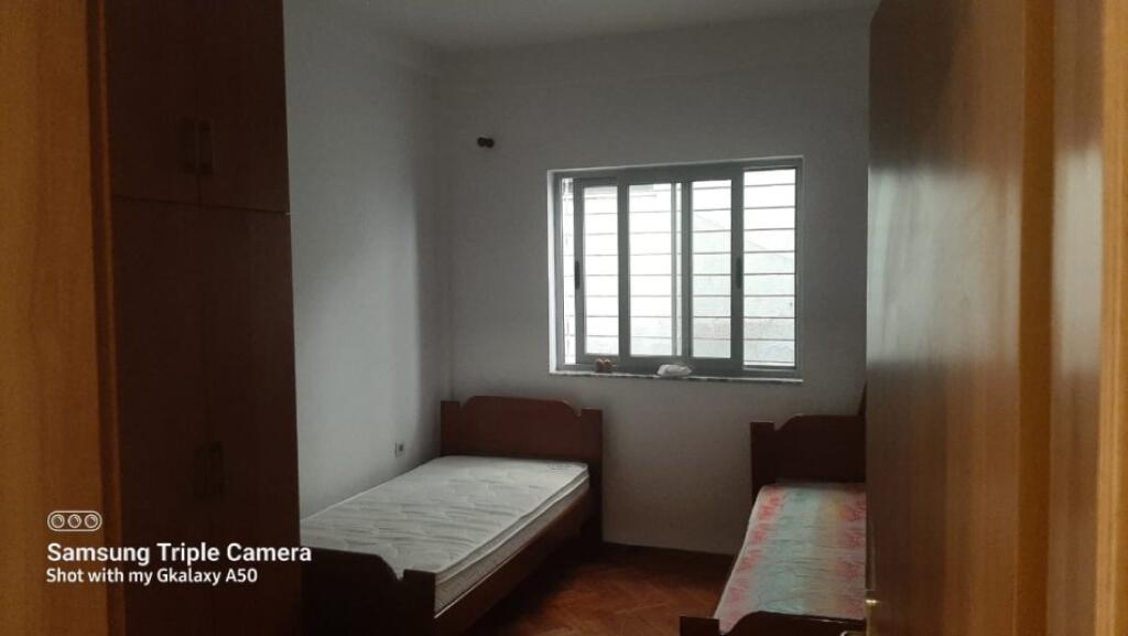 🏠Ne zonen e 5 Majit,Rr.Kamber Shevroja jepet me qera kati i 2-te i nje vile,2+1+garazhd ,i mobiluar 45,000Leke 
