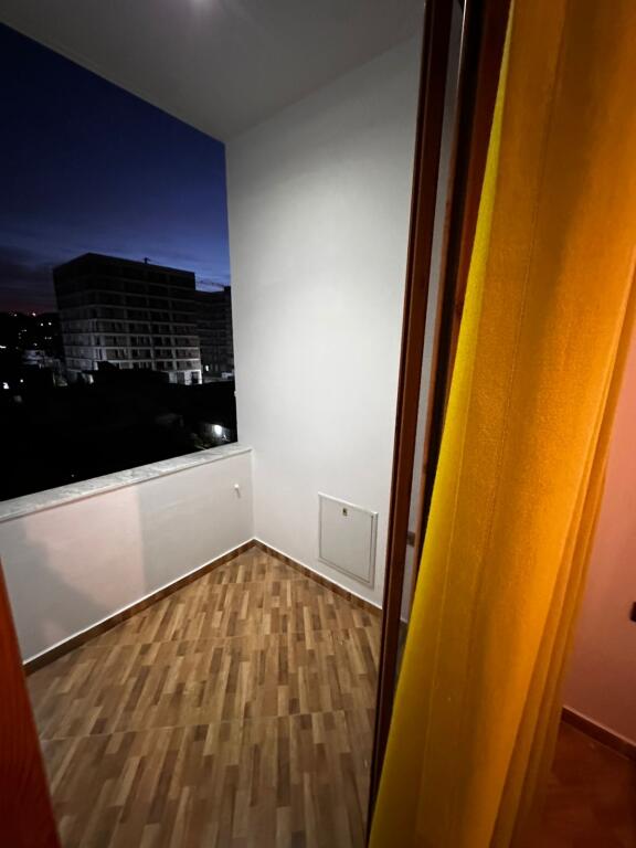 Jepet me qera apartament 1+1, Astir