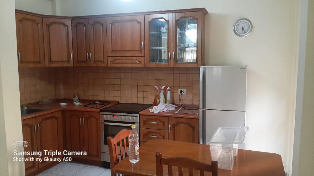 🏠Ne zonen e 5 Majit,Rr.Kamber Shevroja jepet me qera kati i 2-te i nje vile,2+1+garazhd ,i mobiluar 45,000Leke 
