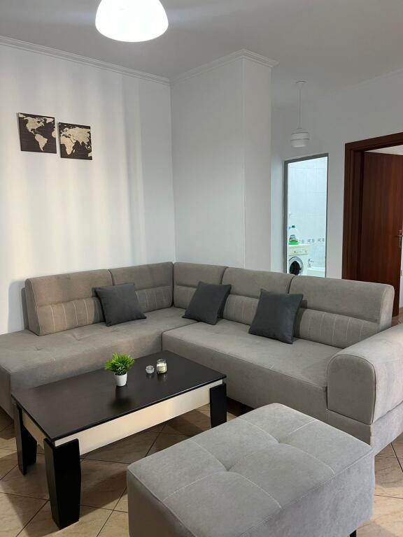 Apartament 1+1 tek Pallati me shigjeta!