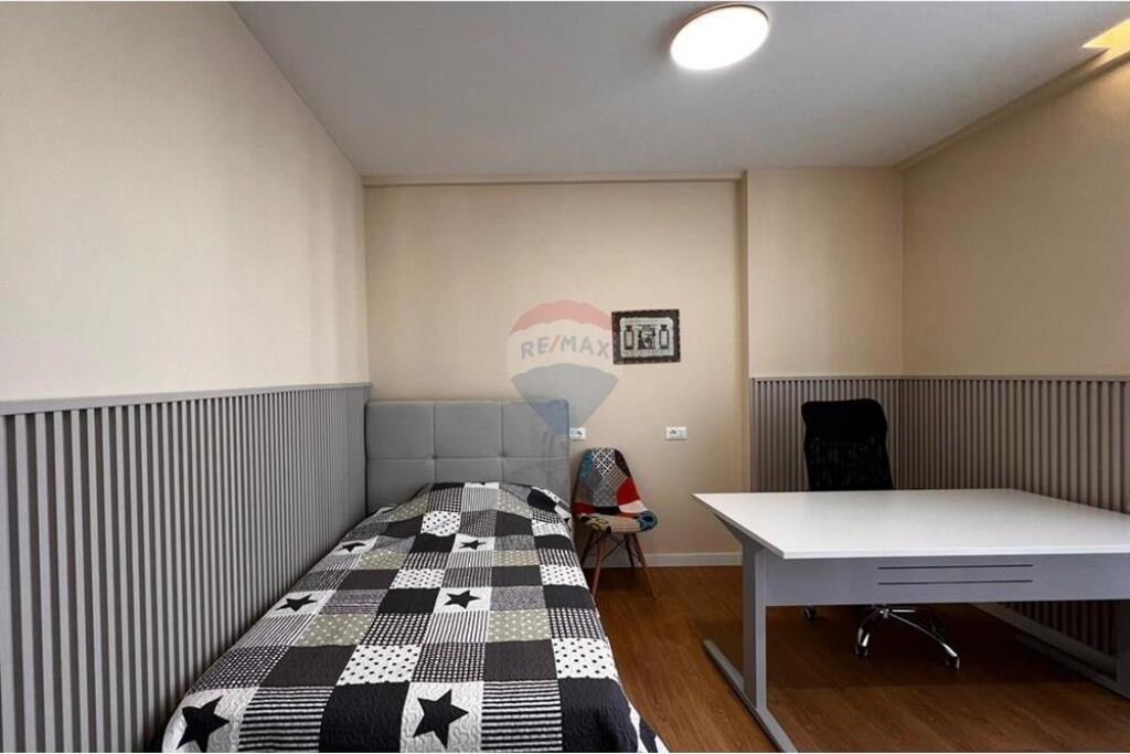 Apartament 2+1+2 me qira te Shkolla e Kuqe!