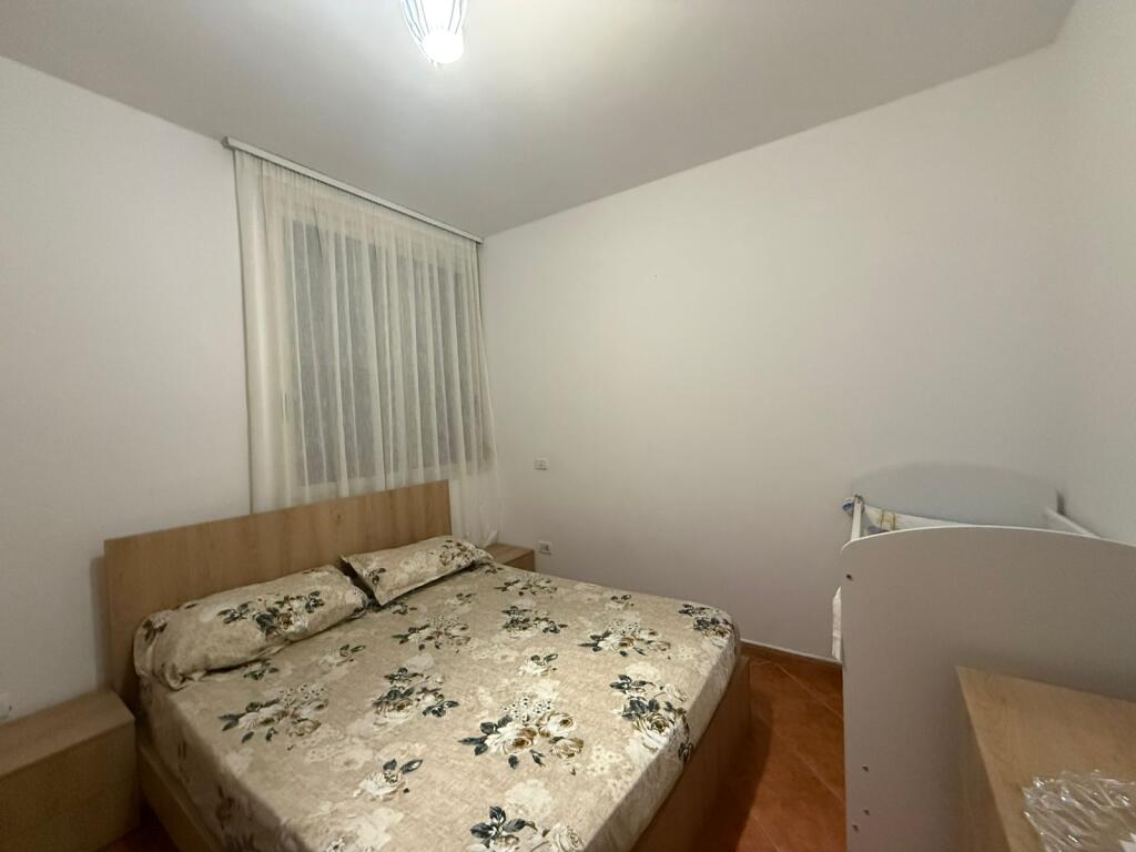 🏡 JEPET ME QIRA APARTAMENT 1+1 – QENDRA, PRANË POLIKLINIKËS 📍 Qendra – Durrës