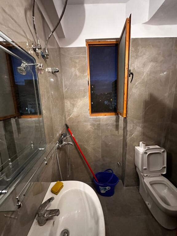 Jepet me qera apartament 1+1, Astir