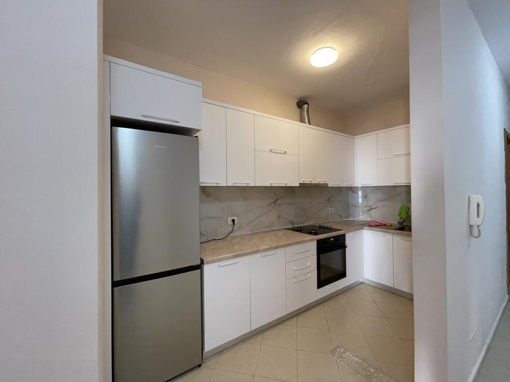 Apartament me qira  1+1 ,  2 Ballkone ne Fresk