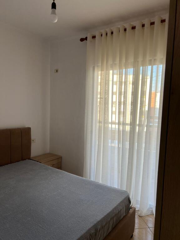 Apartament 1+1 tek Pallati me shigjeta!