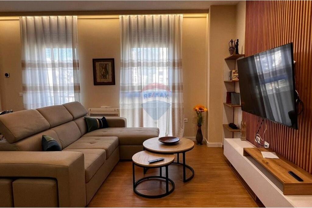 Apartament 2+1+2 me qira te Shkolla e Kuqe!