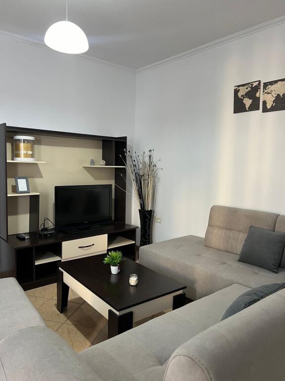 APARTAMENT ME QERA 1+1 PALLATI ME SHIGJETA 500 EURO
