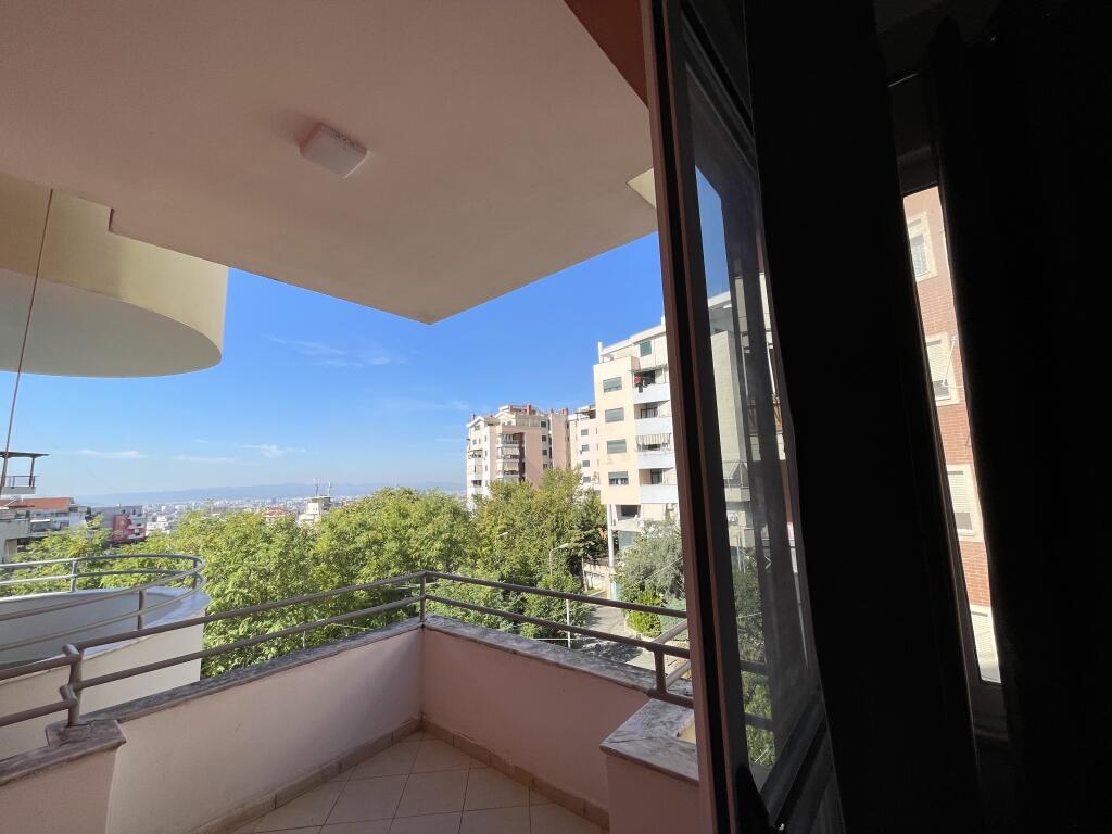 Apartament me qira  1+1 ,  2 Ballkone ne Fresk