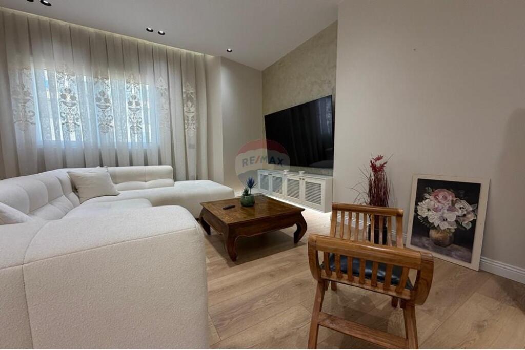 Apartament 2+1+2 + 2 ballkone 105 m2 me qera