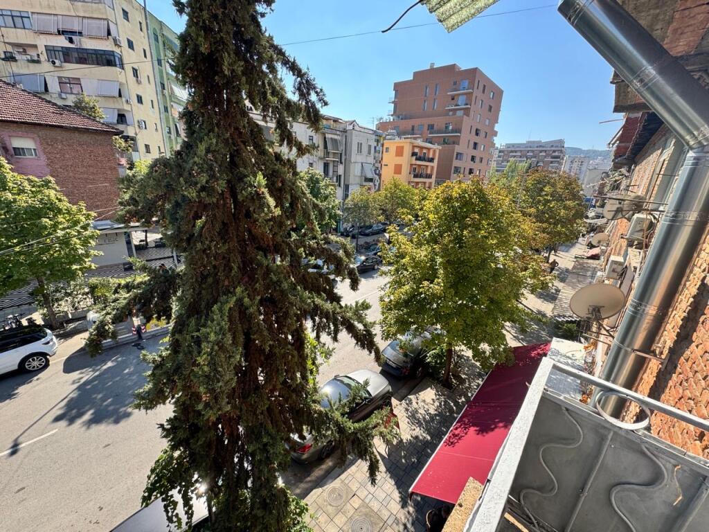 1+1,i mobiluar per zyra ose banim,stadiumi dinamo,cmimi 500 euro