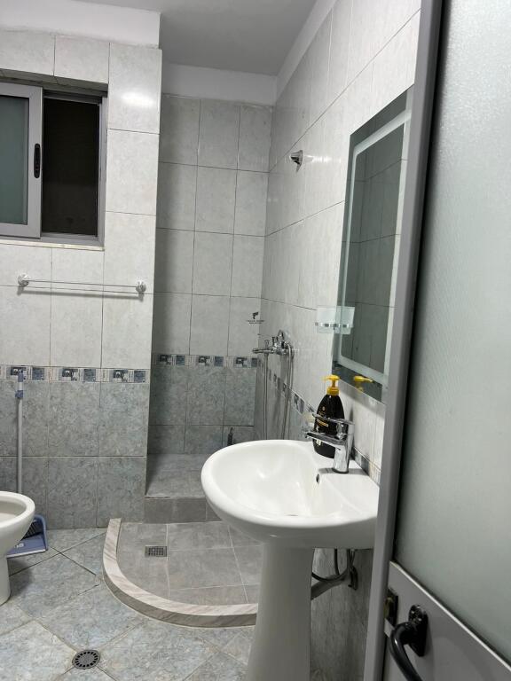 APARTAMENT ME QERA 1+1 PALLATI ME SHIGJETA 500 EURO