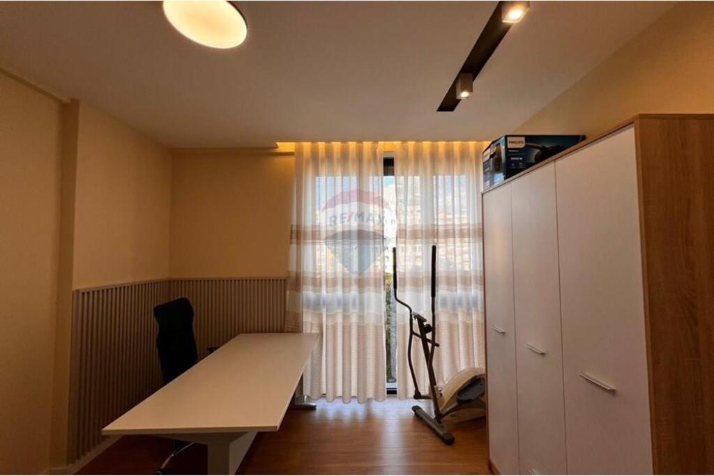 Apartament 2+1+2 me qira te Shkolla e Kuqe!